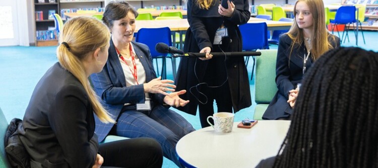 Head at Oxford University Visits Old ſֱ School